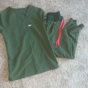 Figs scrubs in color olive